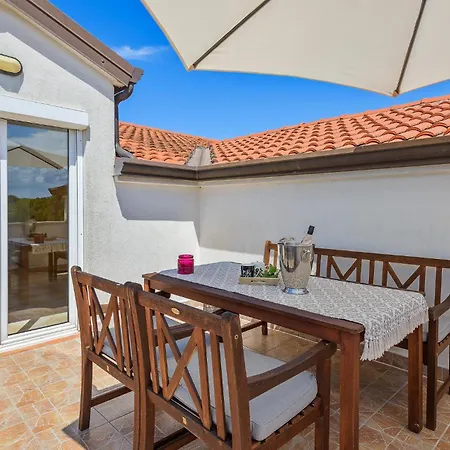 Apartment Beautiful Apartment In Porec With Kitchen *