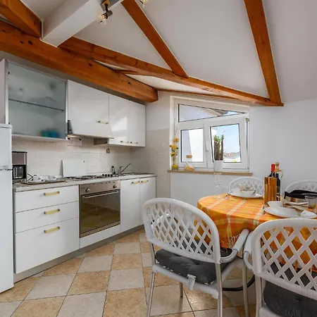 Apartment Beautiful Apartment In Porec With Kitchen *