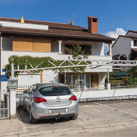 Beautiful Apartment In Porec With Kitchen *