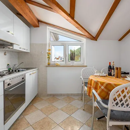 Apartment Beautiful Apartment In Porec With Kitchen